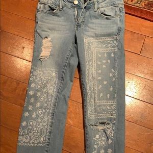 Blue jeans with design and rip